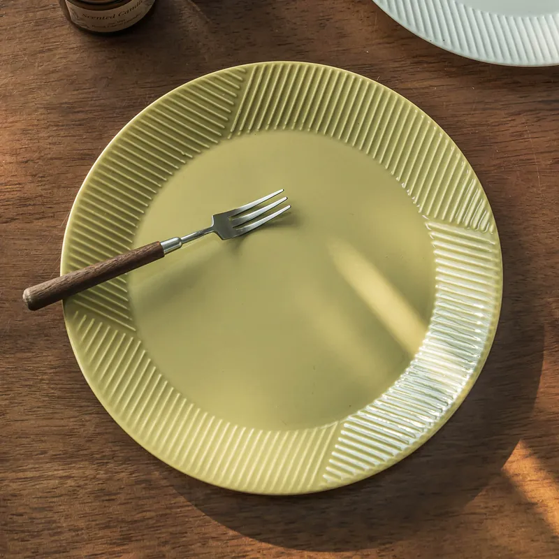 Керамическая тарелка с рельефными полосами tableware view 4