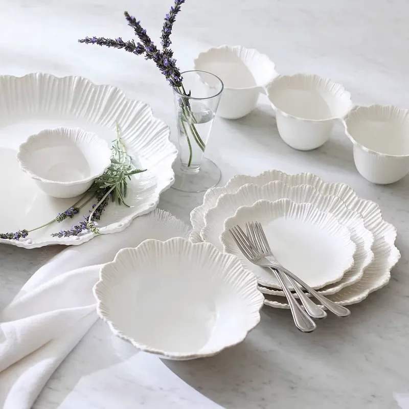 Prato raso de porcelana borda ondulada