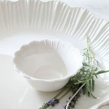 Porcelain Dinner Plate with Scalloped Edge tableware view 7