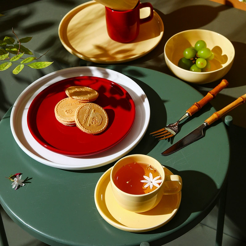 Service de table en porcelaine avec tasse à café tableware view 2
