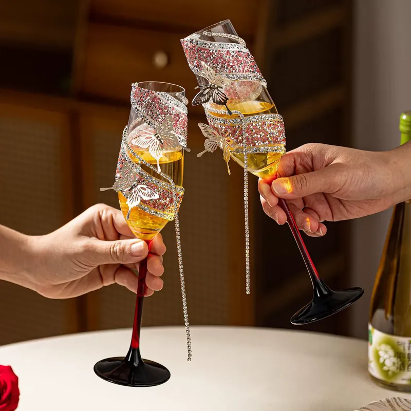 Coupes à champagne en cristal avec décoration papillon tableware view 3