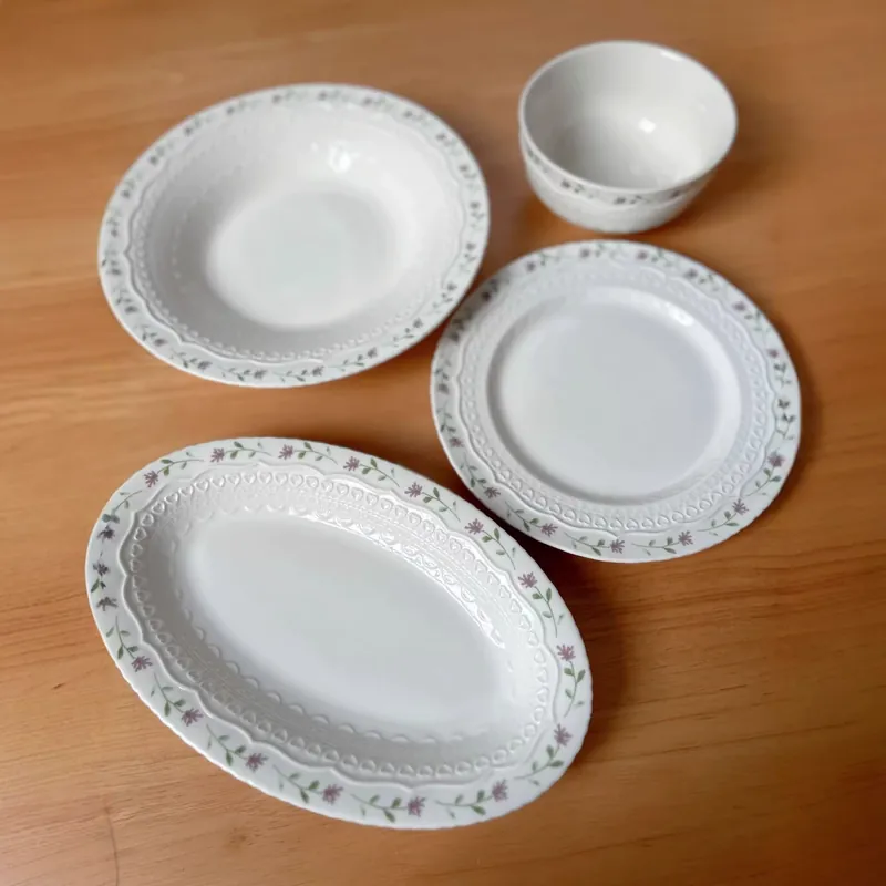Plato y cuenco de cerámica floral en relieve francés tableware view 3