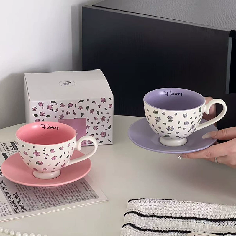 Набор керамической кофейной чашки и блюдца с цветочным узором tableware view 3