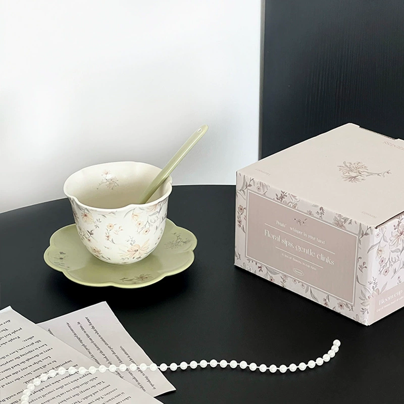 Juego de taza de café y platillo de cerámica verde