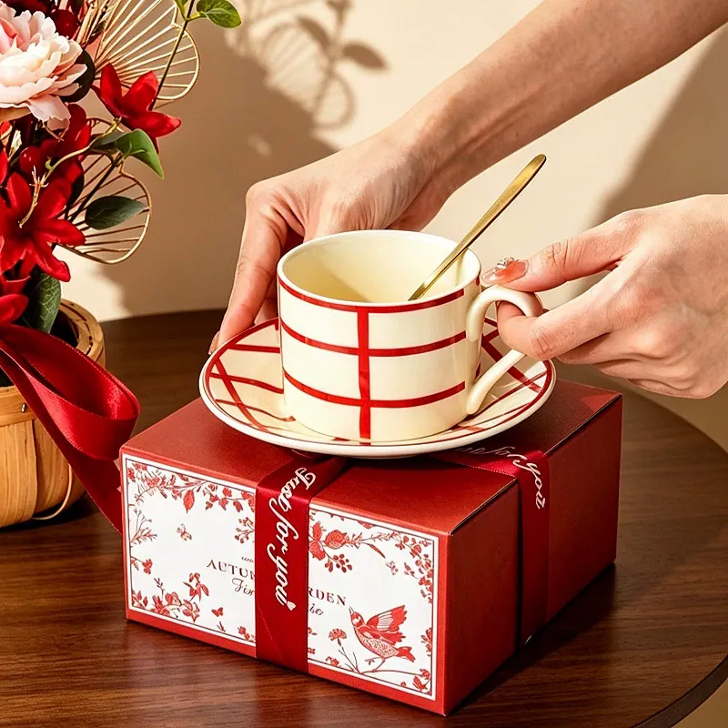 Conjunto de presente de xícaras de café de cerâmica xadrez vermelho