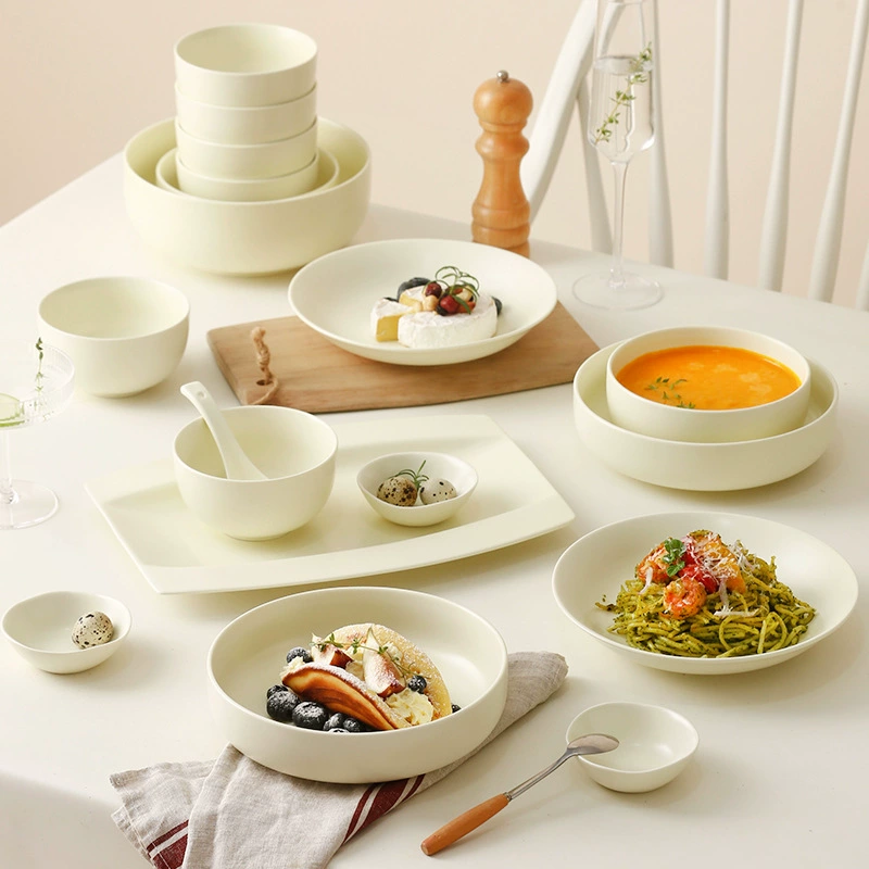 Conjunto de tigela e prato de porcelana