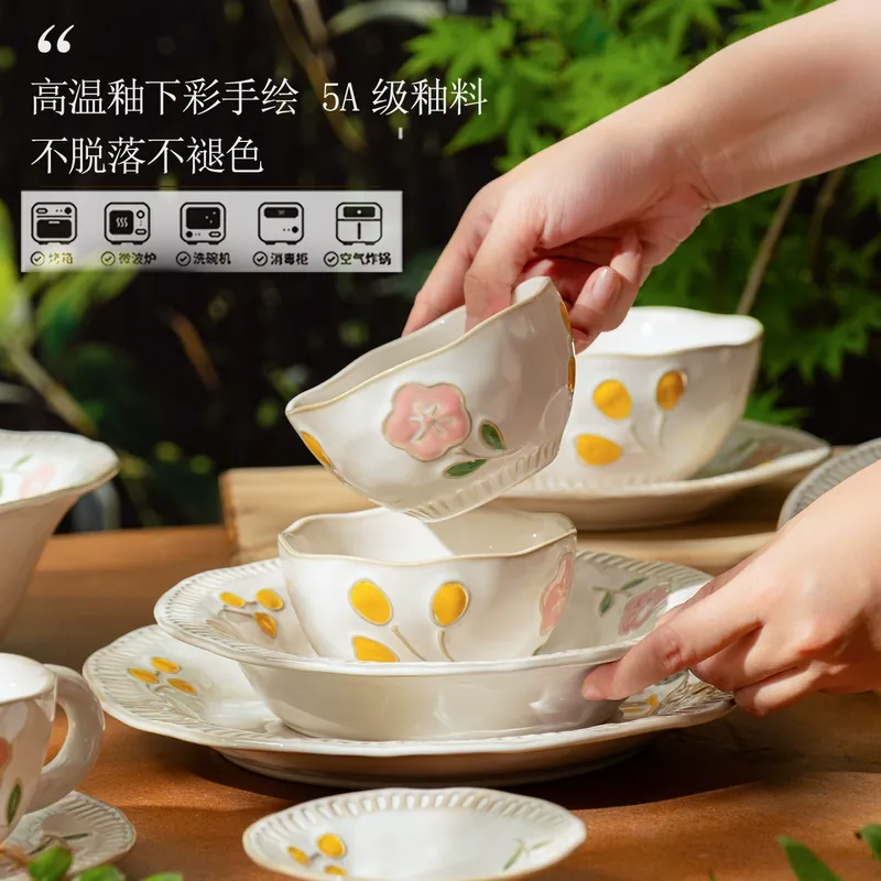 Service de vaisselle en porcelaine peint à la main tableware view 2