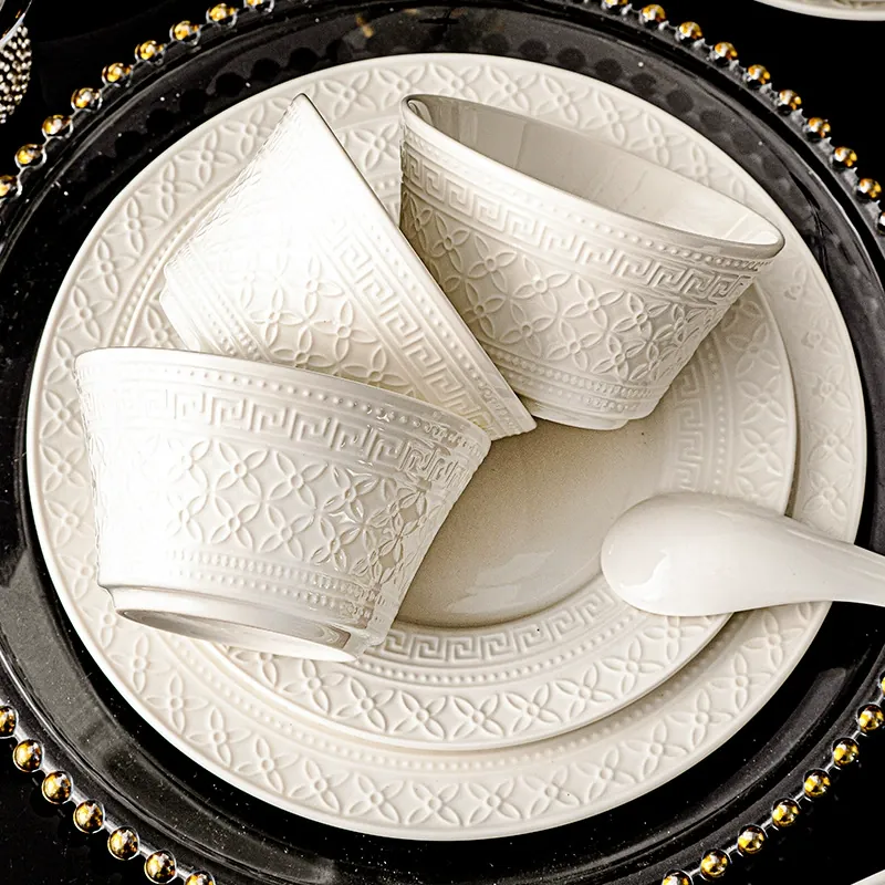 Service de vaisselle en porcelaine blanche avec relief