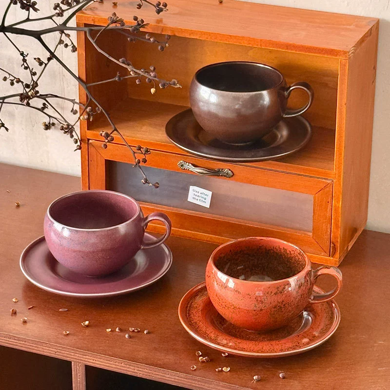 달걀형 도자기 커피 컵과 소서 세트 tableware view 2