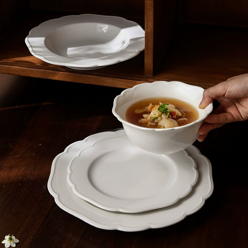 Фарфоровая тарелка с лепестковым краем tableware view 2