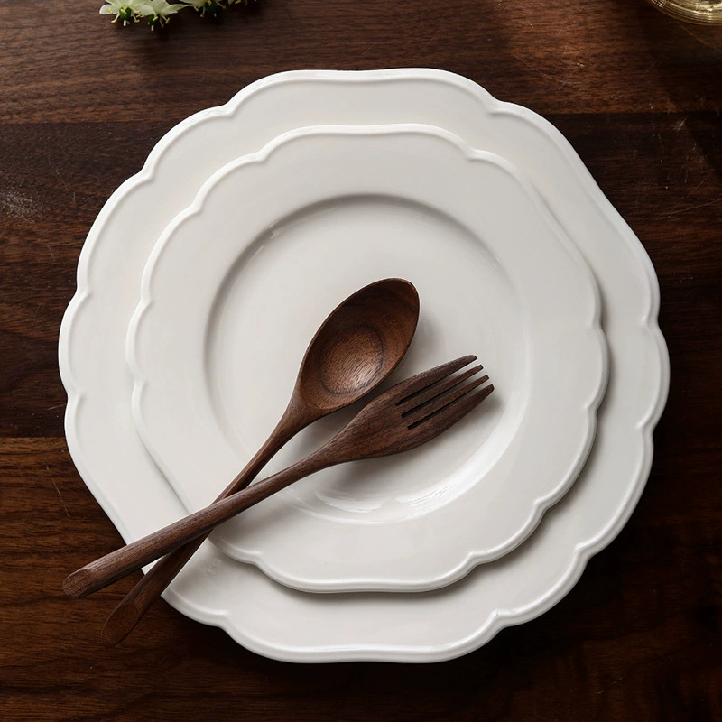 Фарфоровая тарелка с лепестковым краем tableware view 3