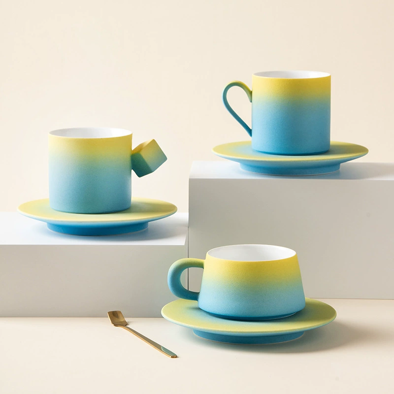 Tasse à café et soucoupe dégradé bleu et jaune tableware view 3