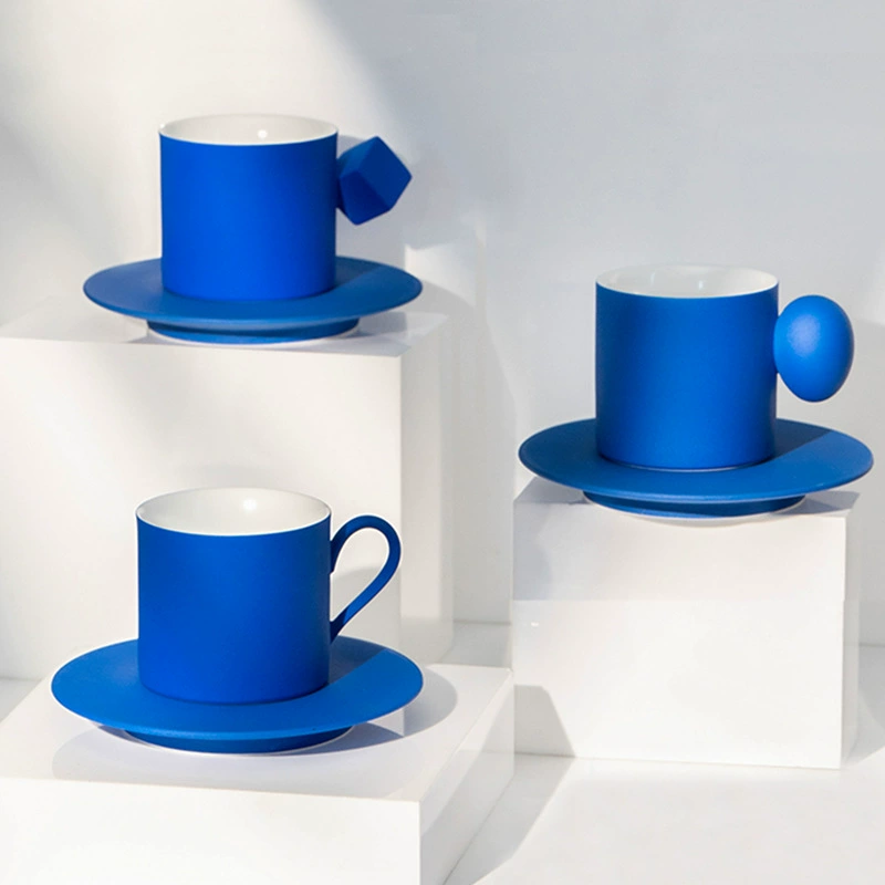 Tasse à café et soucoupe bleu Klein
