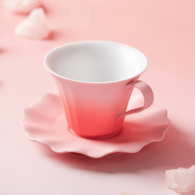 Tasse à café et soucoupe dégradé rose