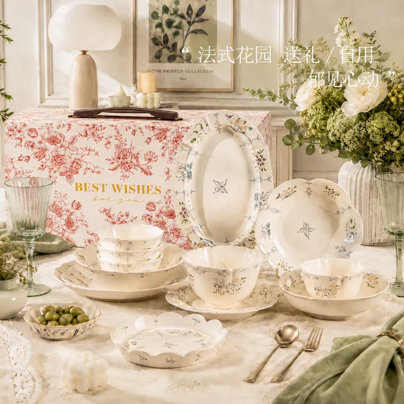Service de vaisselle en porcelaine à motif floral tableware view 3