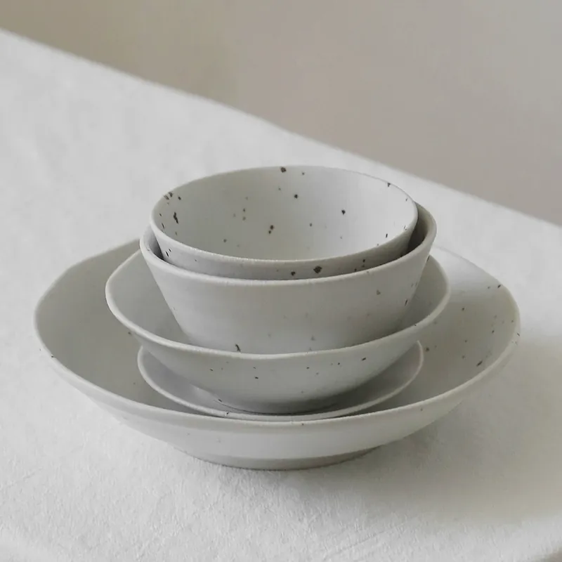 Набор керамических миски и тарелки неправильной формы с крапинками tableware view 4