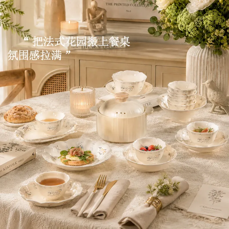 Service de vaisselle en porcelaine à motif floral tableware view 4