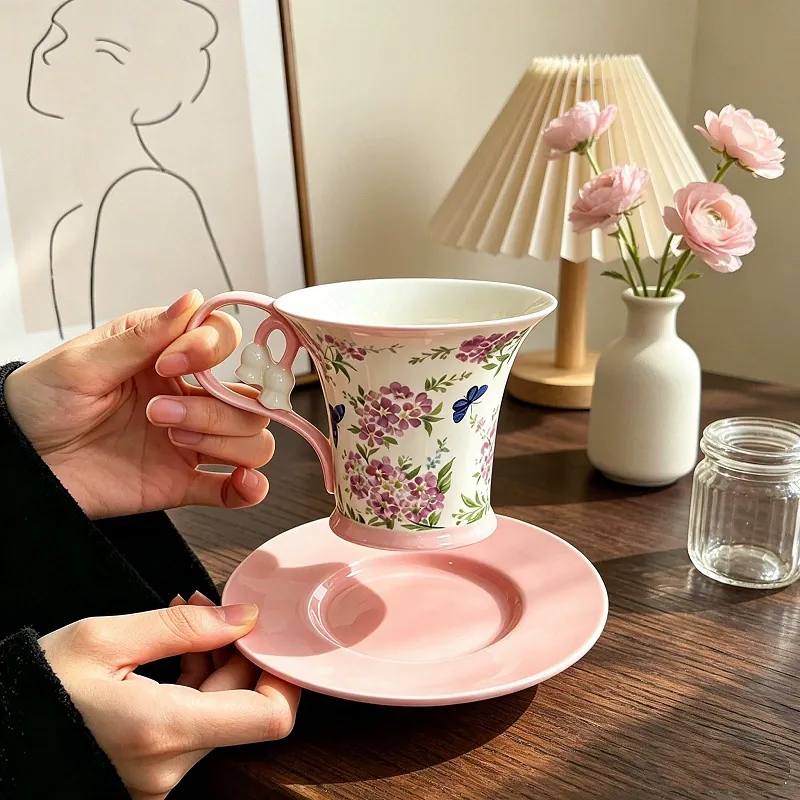 Taza de cerámica con diseño de lirio del valle