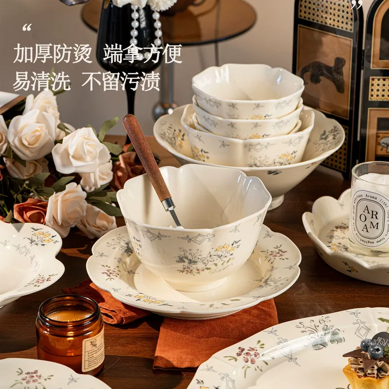 Service de vaisselle en porcelaine à motif floral tableware view 3