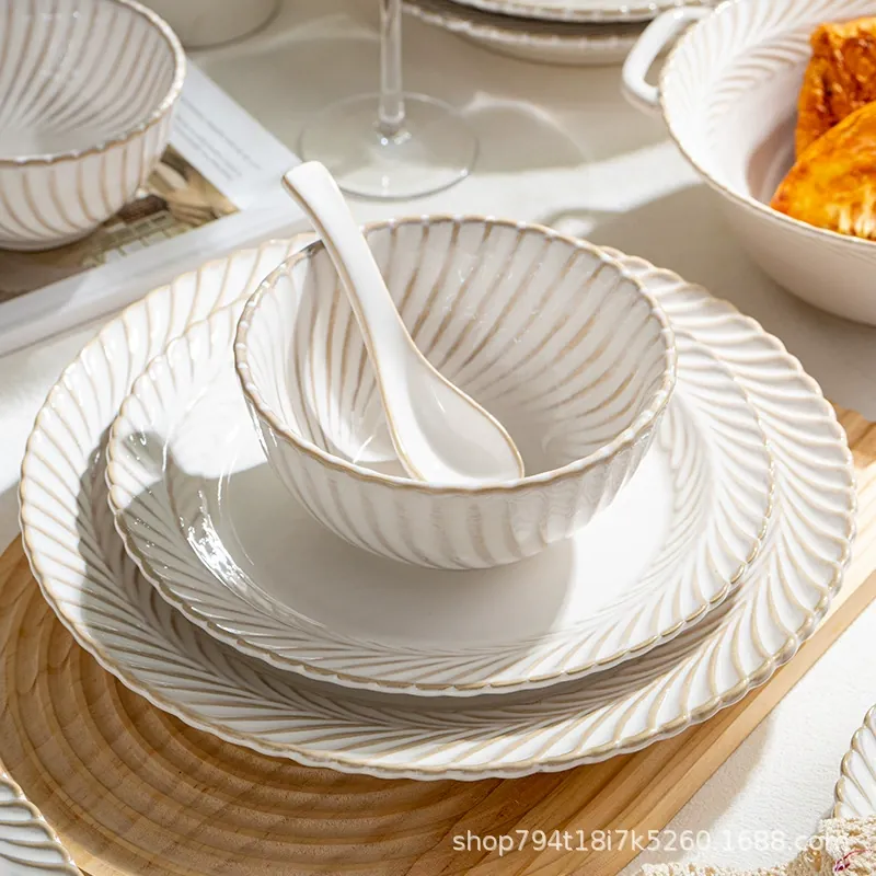 Vajilla de porcelana con diseño de mimosa