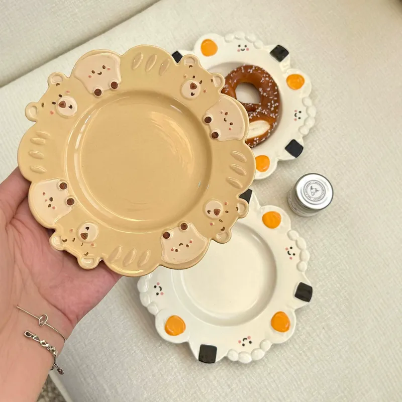 Plato de dumplings con relieve de oso tableware view 3