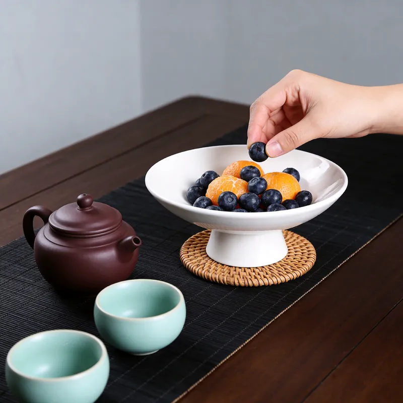 Керамическая тарелка для закусок на ножке tableware view 3