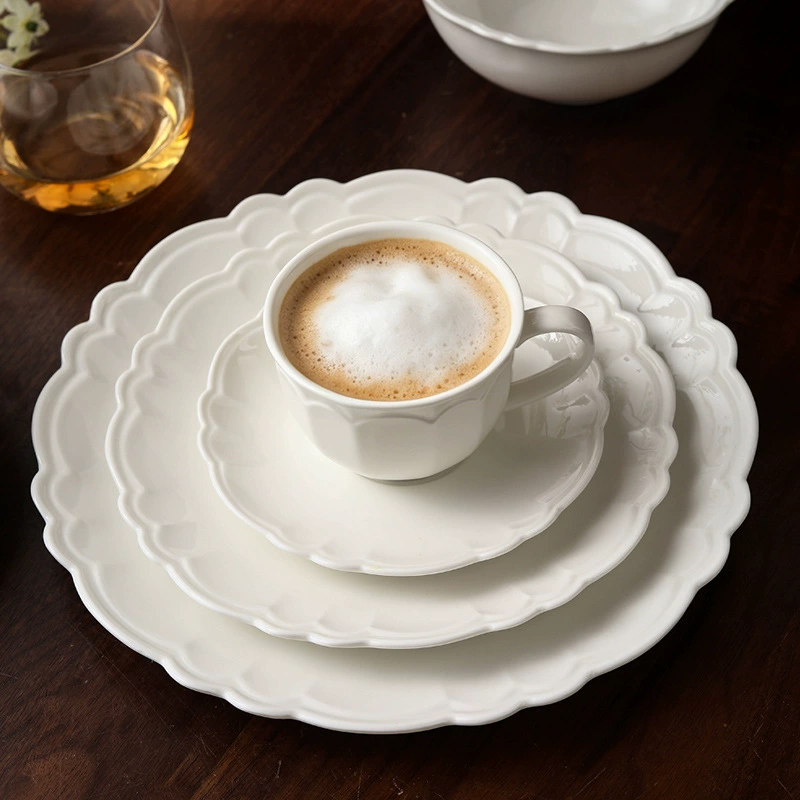 طبق بورسلين أبيض بنقش زهري بارز tableware view 4