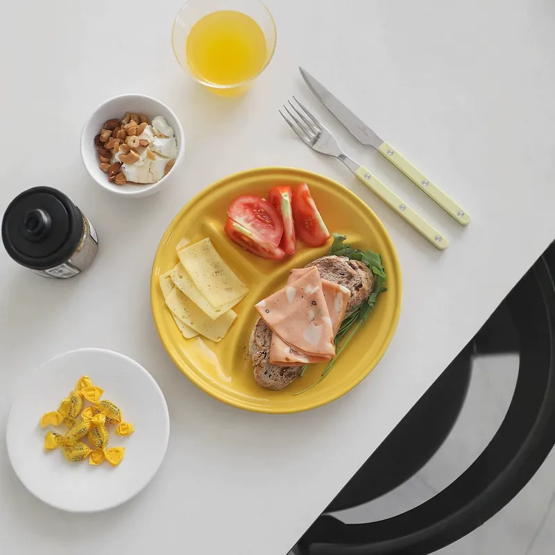 Жёлтая керамическая тарелка с тремя отделениями tableware view 2