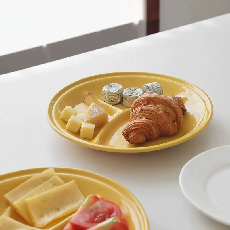 Жёлтая керамическая тарелка с тремя отделениями tableware view 3