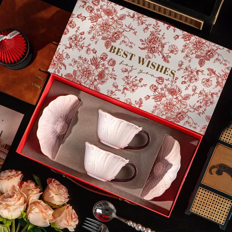 Taza y platillo de cerámica con diseño floral