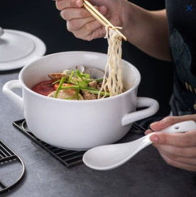 وعاء سيراميك أبيض مع غطاء ومقابض tableware