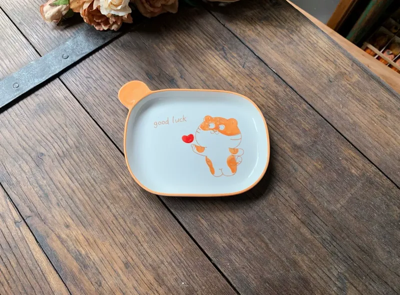 Conjunto de prato e tigela de cerâmica pintados à mão