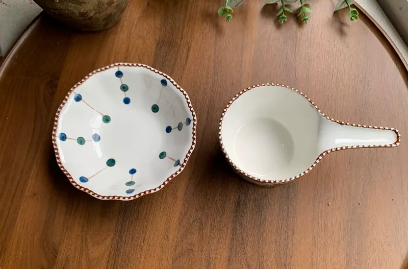 Миска с ручкой в горошек и жемчужным бортом tableware view 2