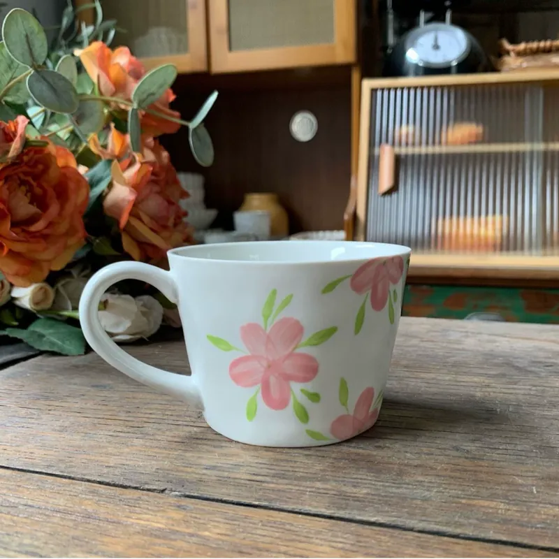Mug clochette peint à la main tableware view 2
