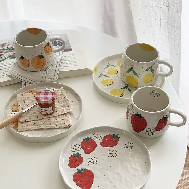 Juego de taza y platillo pintado a mano tableware view 2