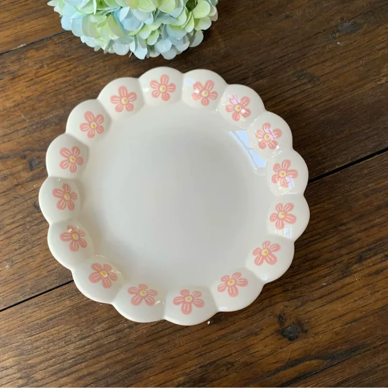 8 Inch Petal Plate with Relief Beads tableware view 2
