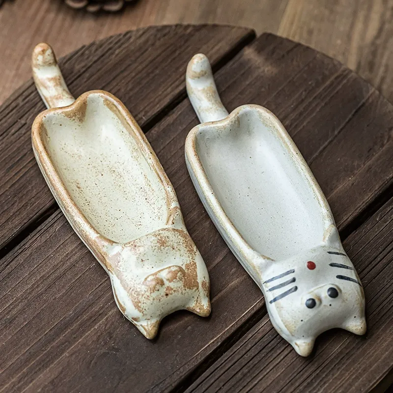 What are the popular design trends for stoneware serving dishes in 2025?