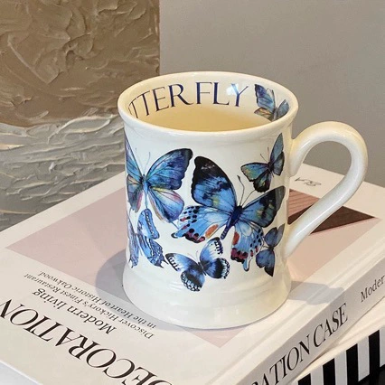Mug en céramique avec design papillon