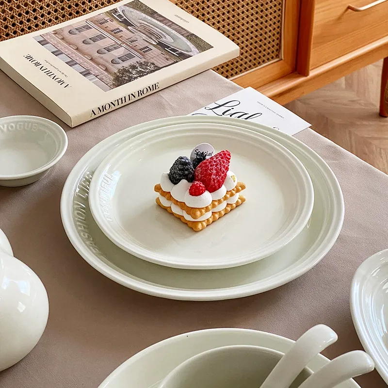 Service de table en porcelaine motif relief tableware view 2