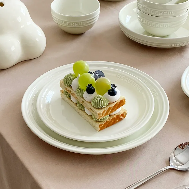 Service de table en porcelaine motif relief tableware view 3