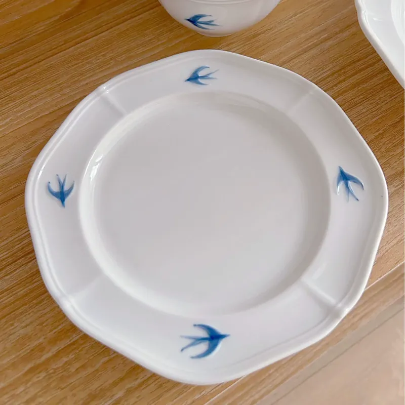 Японская глубокая тарелка с рельефной ласточкой tableware view 10