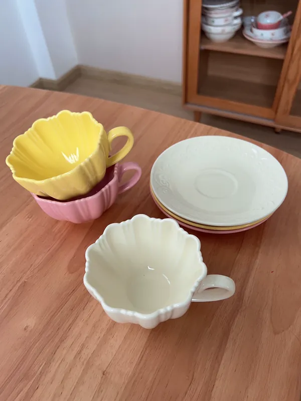 Conjunto de xícara de café e pires de pétalas tableware view 2