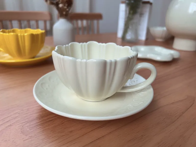 Conjunto de xícara de café e pires de pétalas tableware view 6