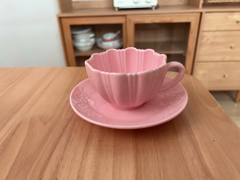 Conjunto de xícara de café e pires de pétalas tableware view 7