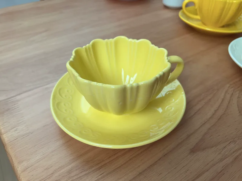 Conjunto de xícara de café e pires de pétalas tableware view 8