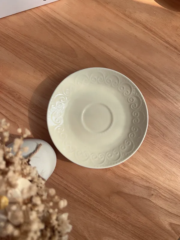 Conjunto de xícara de café e pires de pétalas tableware view 9