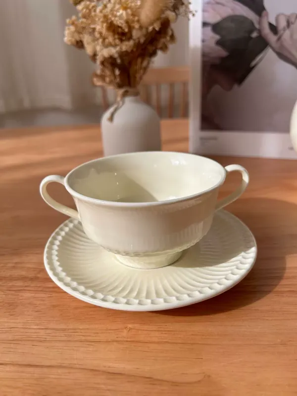 Tigela de sopa vintage com alças duplas em relevo tableware view 2