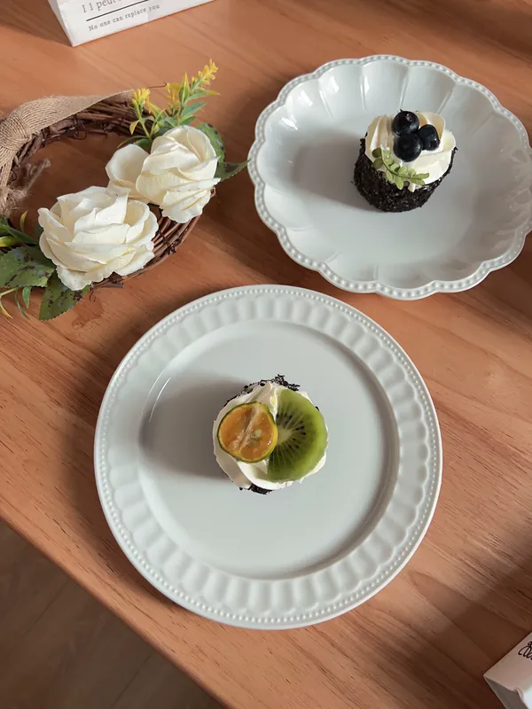 Plat de service en porcelaine vintage à bord perlé tableware view 2