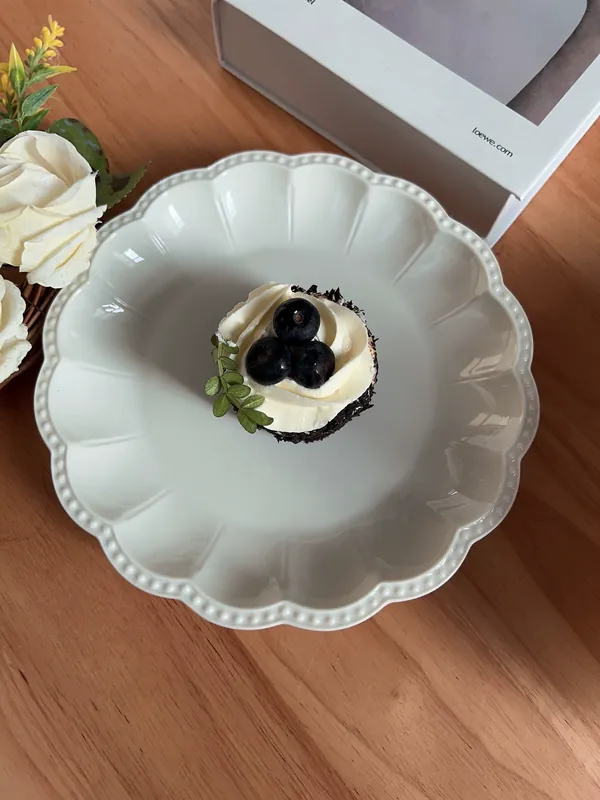 Plat de service en porcelaine vintage à bord perlé tableware view 5