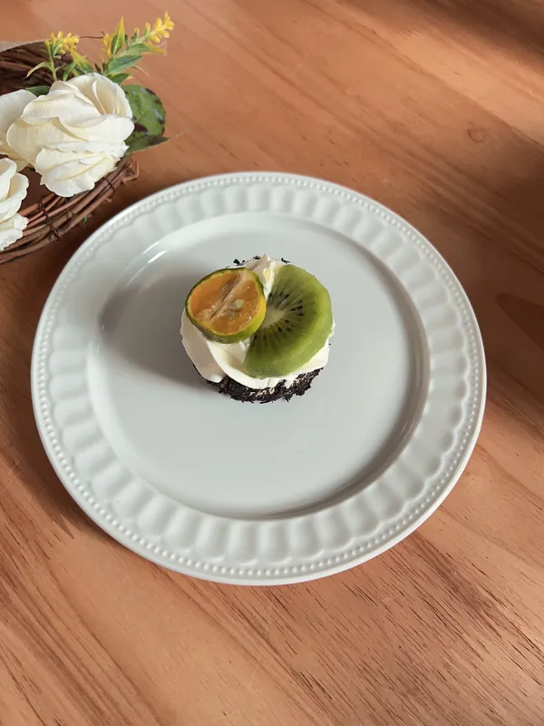 Plat de service en porcelaine vintage à bord perlé tableware view 7
